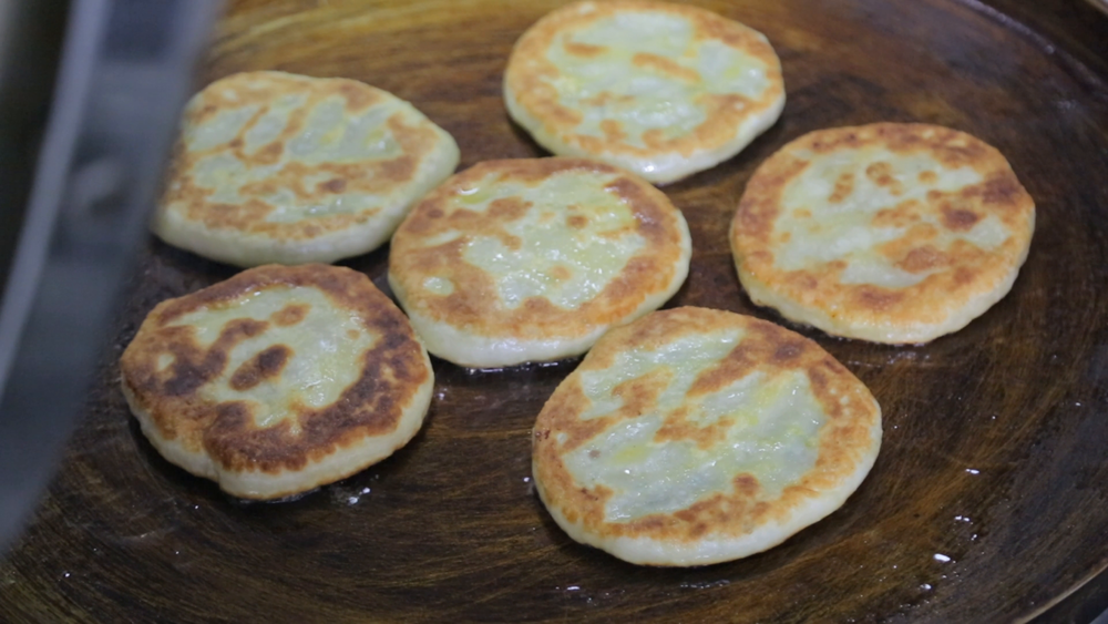 中國(guó)傳統(tǒng)美食肉餡餡餅煎制過(guò)程
